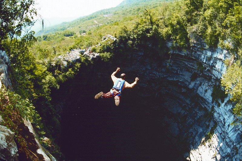 Аквисмон, Прыжок с парашютом в Пещеру ласточек, Сан-Луис-Потоси