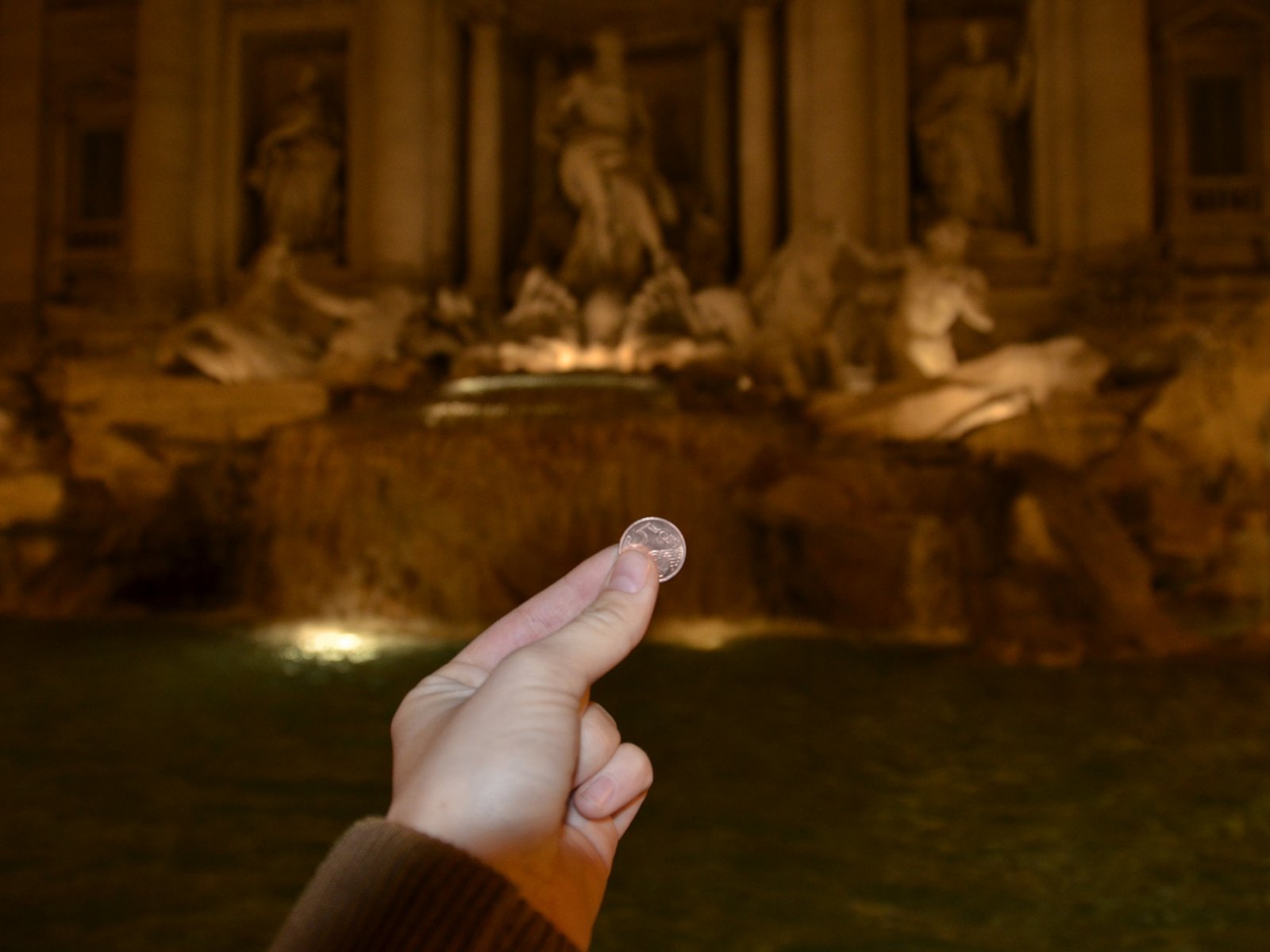 Как бросить монету в фонтан Треви в Риме
