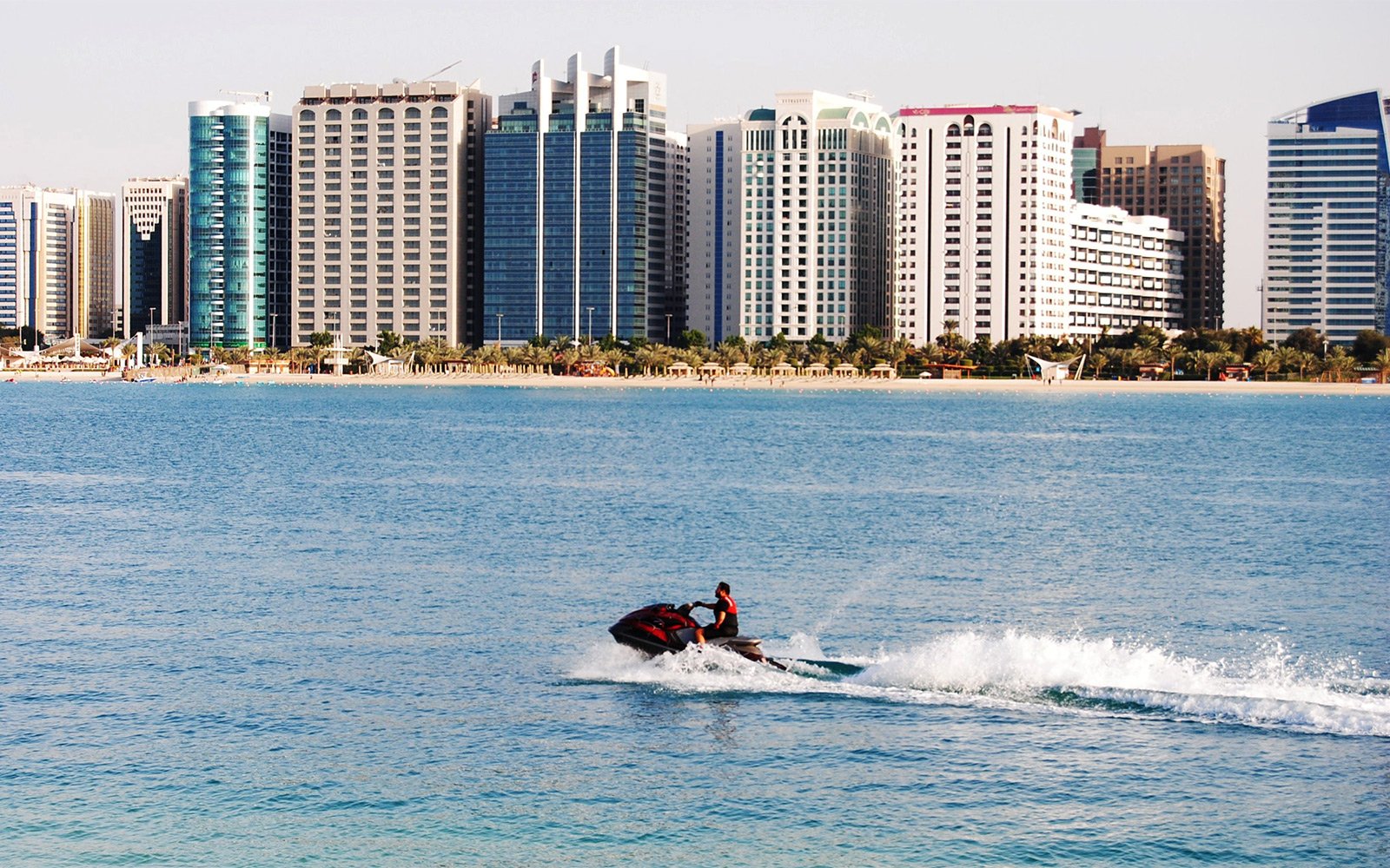 Как попрыгать по волнам на водном мотоцикле в Абу-Даби