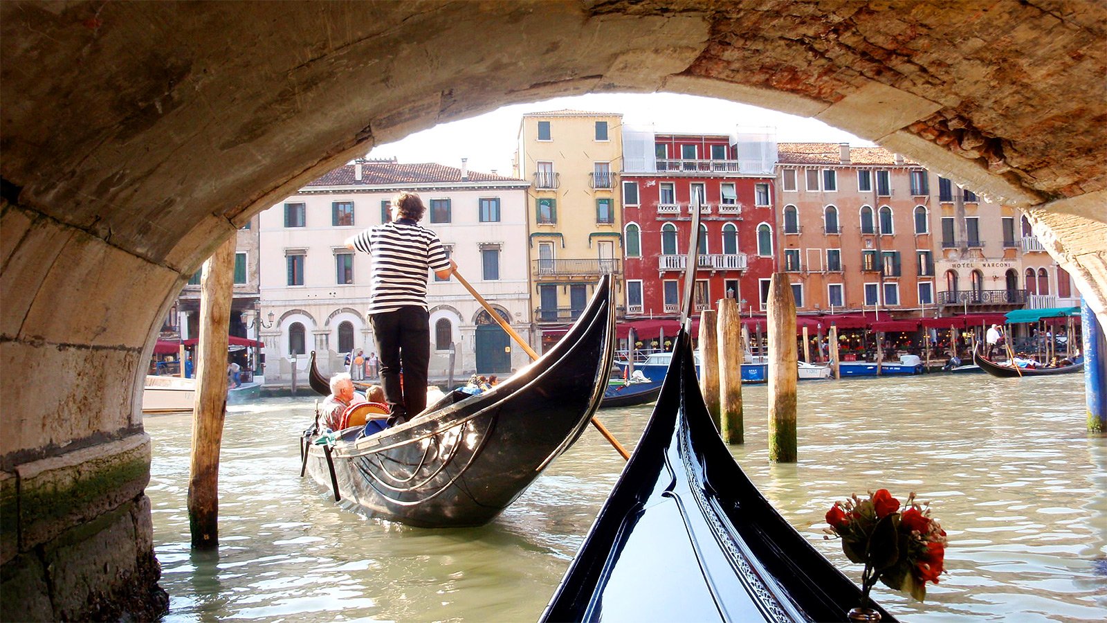 Как покататься на гондоле по каналам Венеции в Венеции