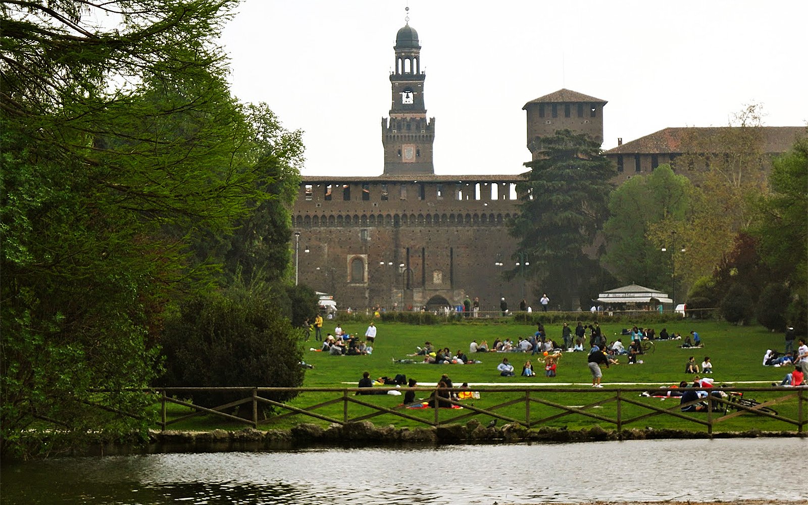Как устроить пикник у замка Сфорца в Милане
