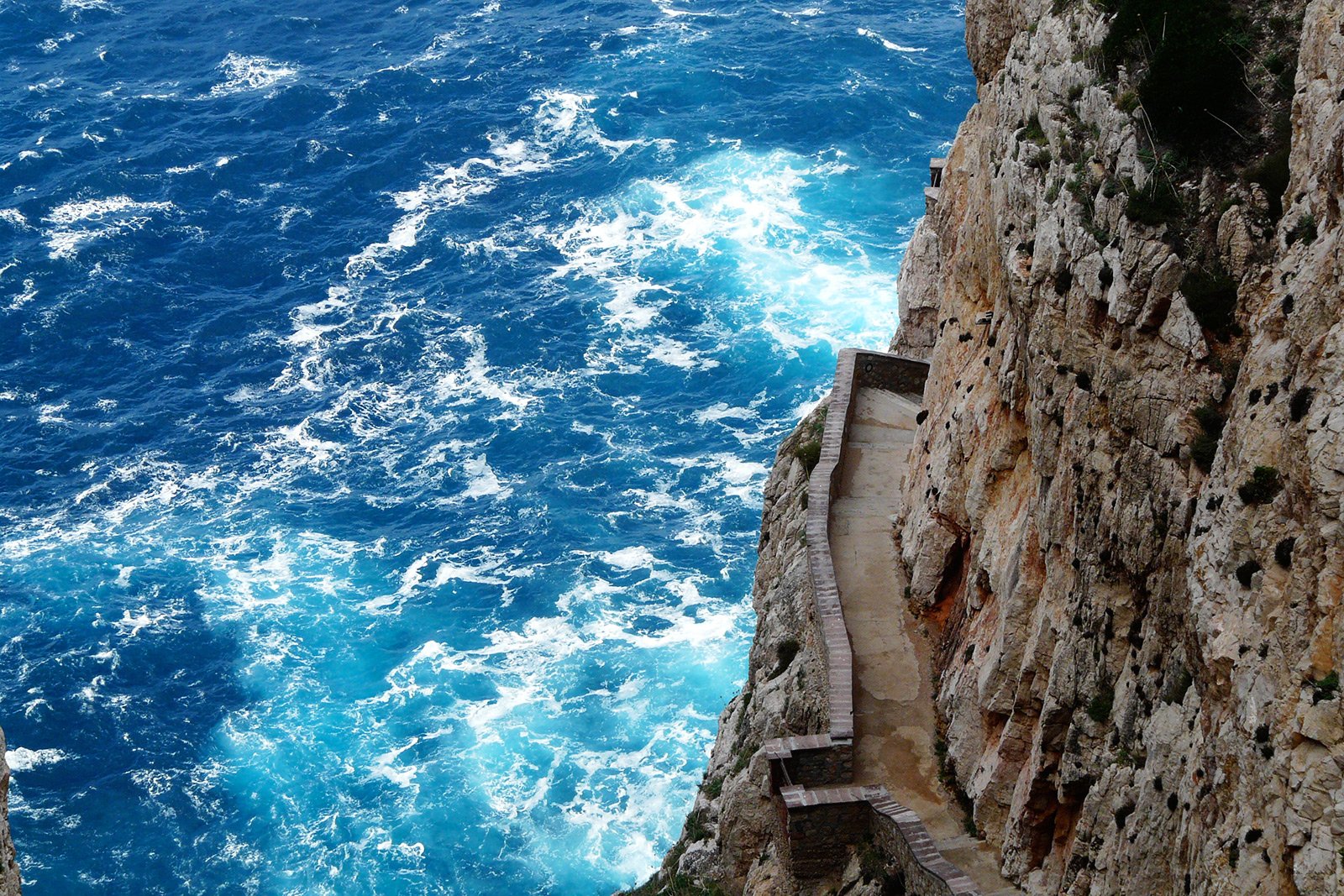 Как пройти по головокружительной лестнице Эскала-дель-Кабироль на Сардинии