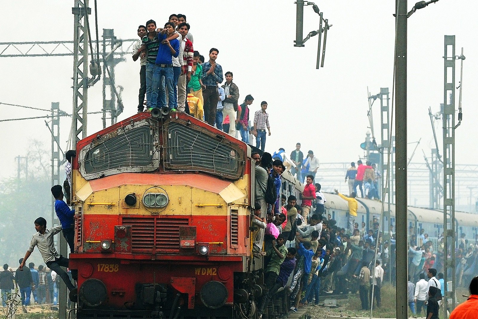 Как прокатиться на крыше поезда в Мумбаи