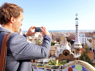 Снять сказочный кадр с панорамой города из парка Гуэля в Барселоне
