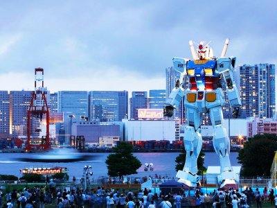 Сфоткаться возле гигантского робота в Токио
