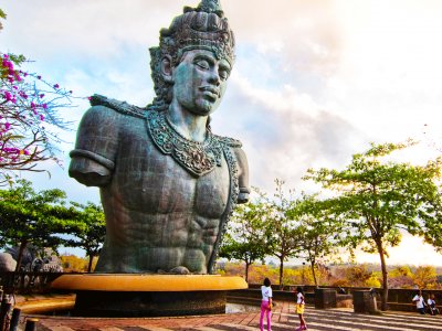 Сфоткаться возле огромной статуи Вишну на Бали