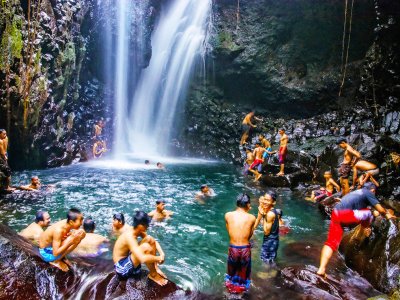 Искупаться в озере под 40-метровым водопадом на Бали