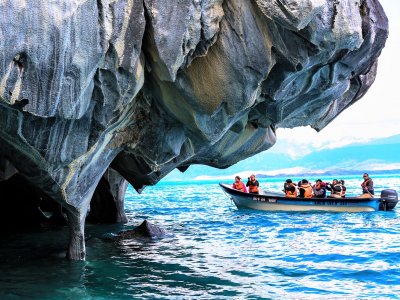 Проплыть на лодке через мраморную пещеру в Кояйке