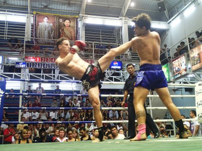 Посмотреть тайский бокс на стадионе на Пхукете