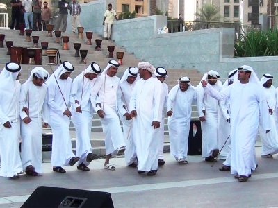 Увидеть исполнение танца айала в Абу-Даби