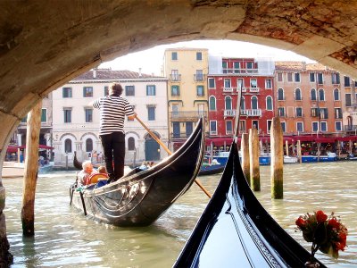 Покататься на гондоле по каналам Венеции в Венеции