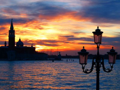 Встретить закат на набережной в Венеции