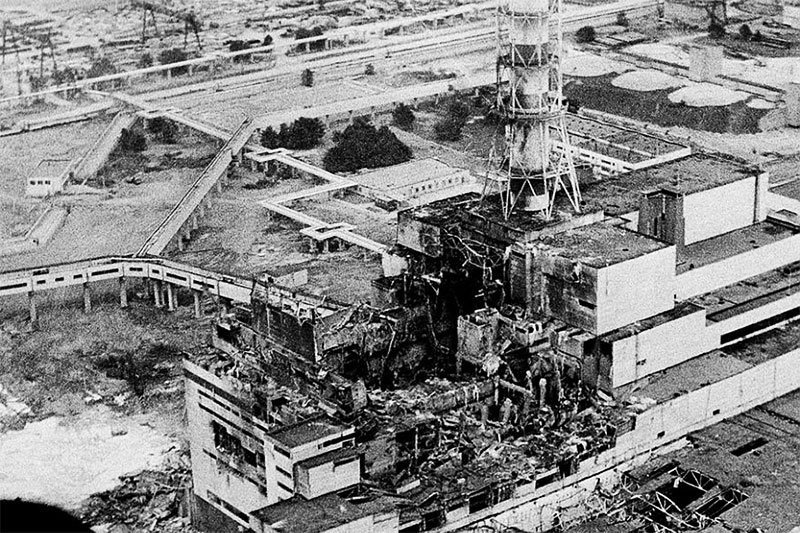 Чернобыльская АЭС вскоре после взрыва