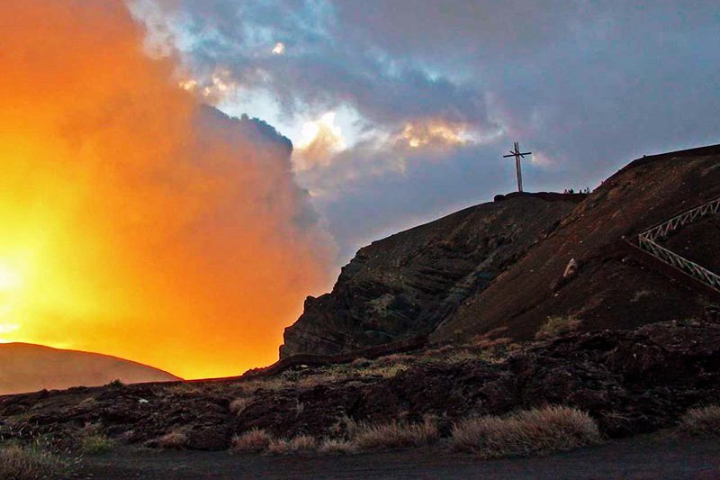 Крест у кромки жерла вулкана, Манагуа