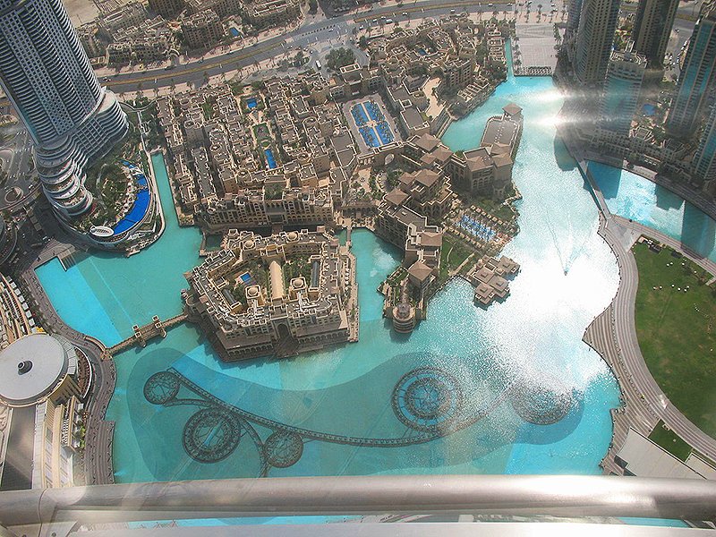 Вид на фонтан со смотровой площадки Бурдж Халифы, Дубай