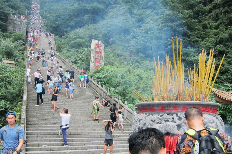 999 ступеней на вершину горы Тяньмэнь, Чжанцзяцзе