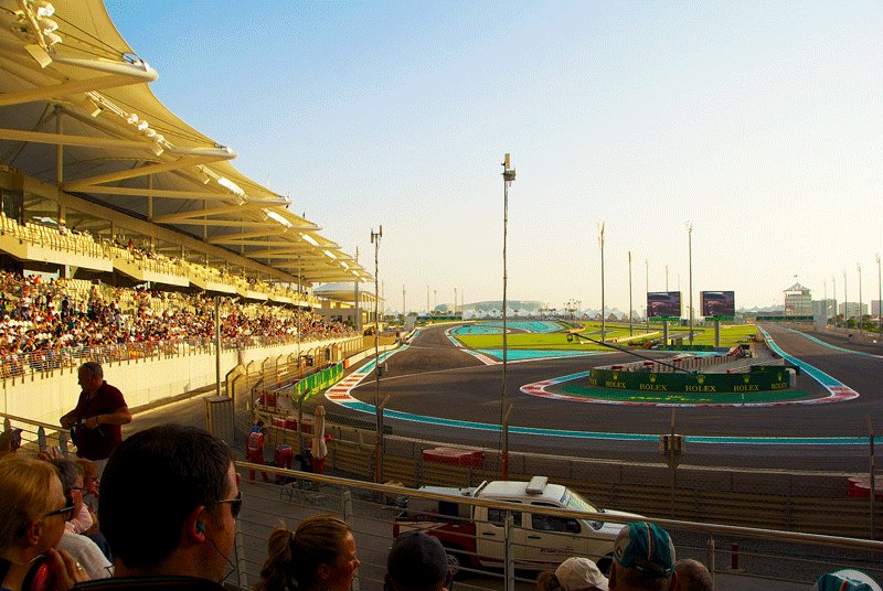 Первая гонка F1 в 2009 году началась при дневном свете, закончилась при свете софитов, Абу-Даби