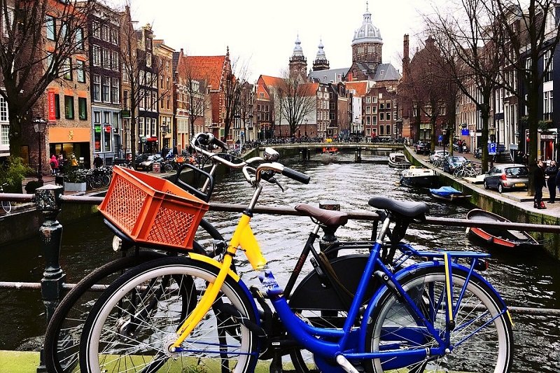 Прокат велосипедов возле каналов, Амстердам