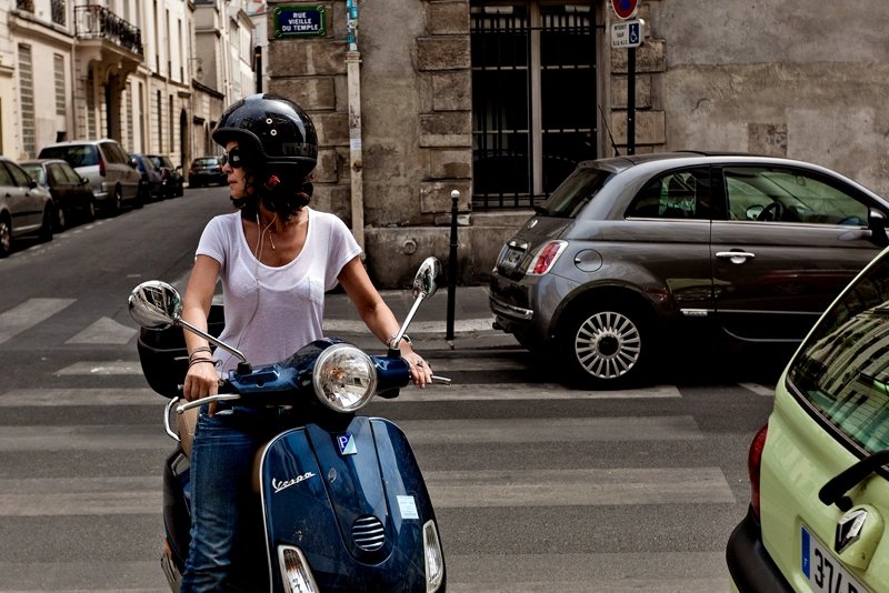 Путешественница на ретро скутере в Париже.