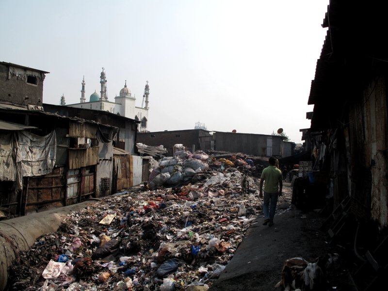 Горы мусора в Дхарави