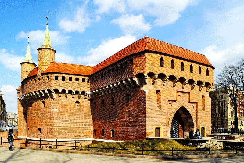 Крепость была построена в XV веке для защиты от турецких войск, Краков