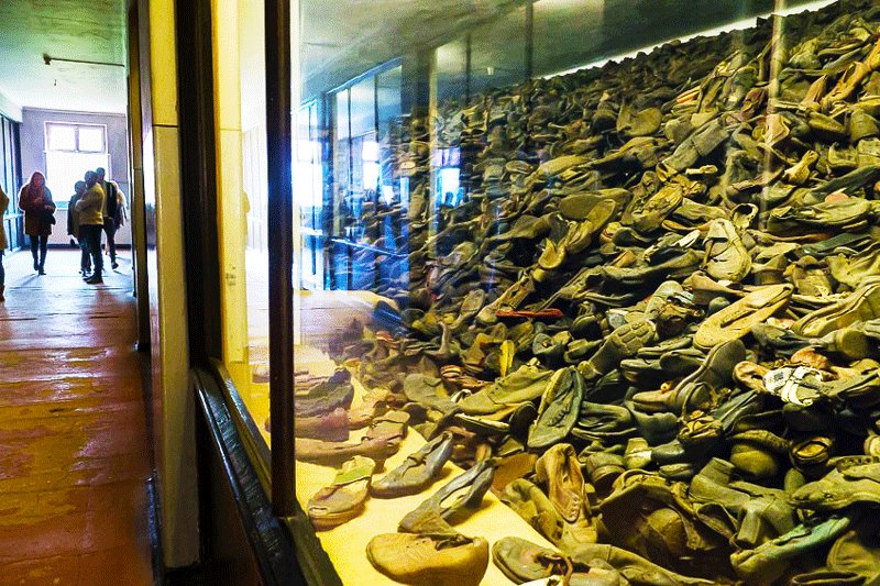 За стеклом собрана обувь погибших, которую оставляли перед газовой камерой, Краков