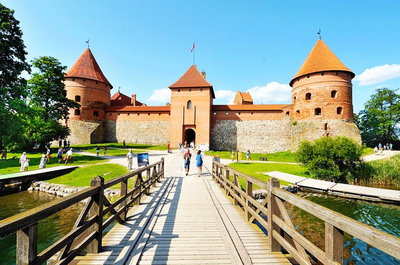 В Тракайский замок можно попасть по мосту через озеро, Вильнюс