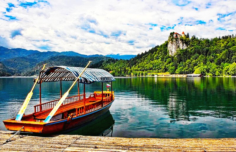 Для переправы используются традиционные деревянные лодки «плетна», Любляна
