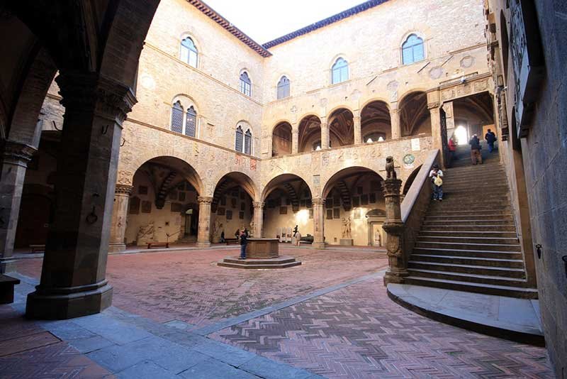 Внутренний двор музея Барджелло