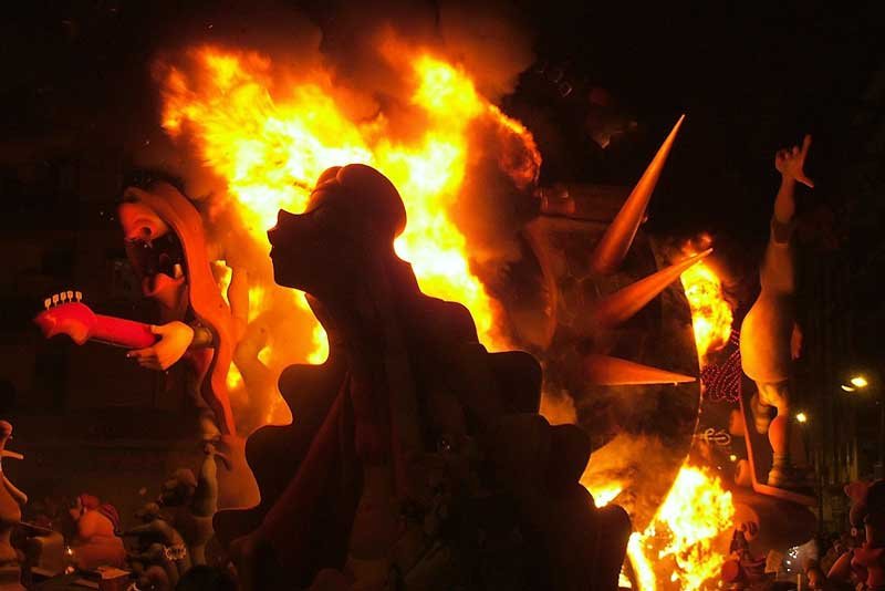 Сожжение куклы-нинот на Празднике огня в Валенсии, Валенсия