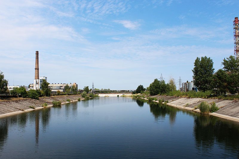 Канал пруда-охладителя возле Припяти и Чернобыльской АЭС