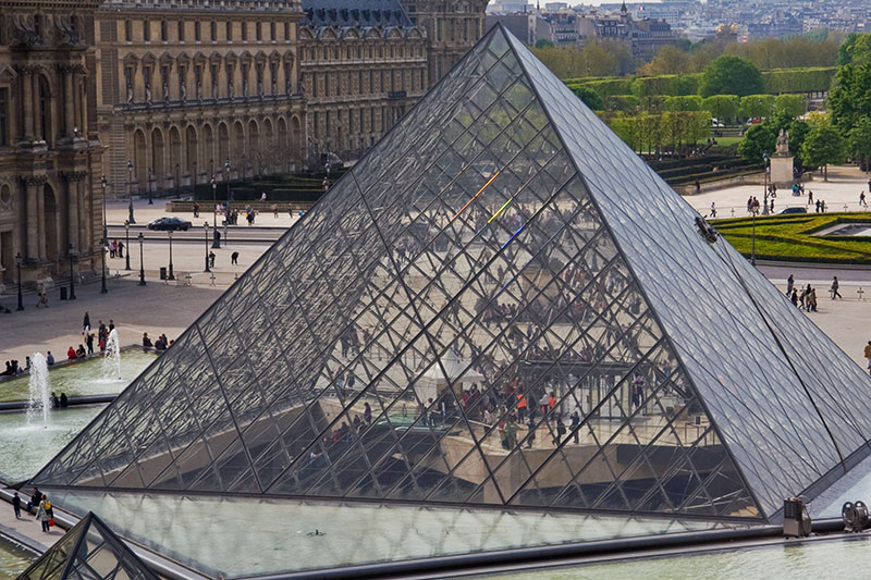 Стеклянная пирамида Лувра