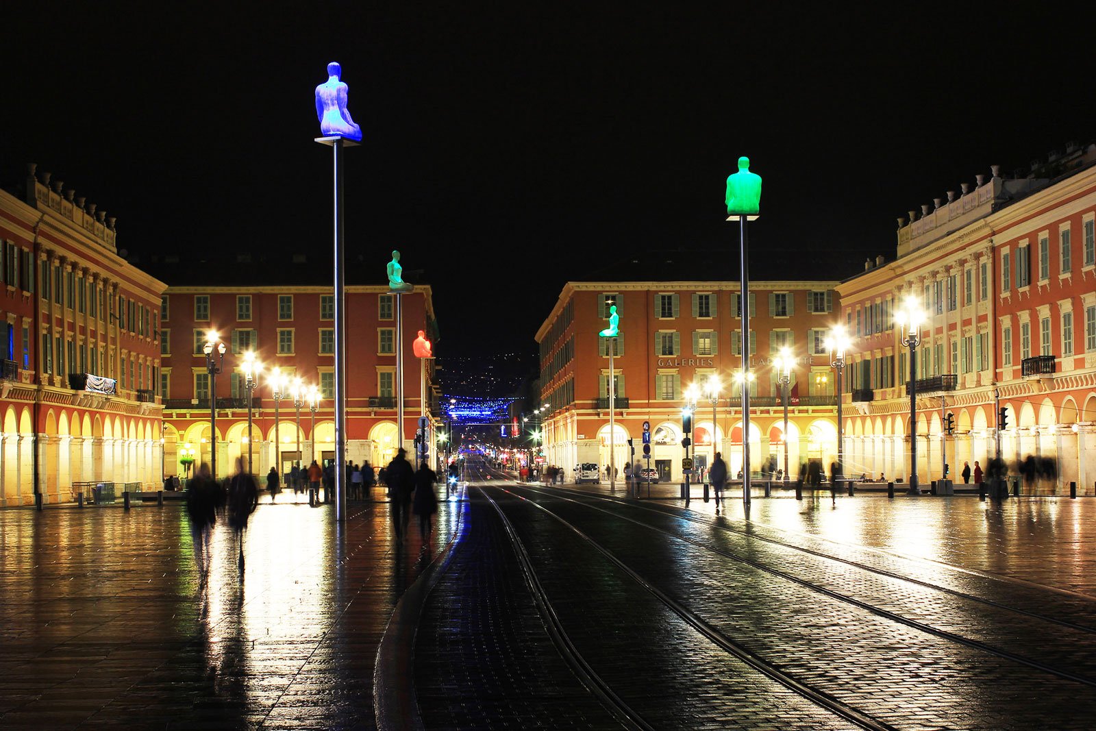 Как увидеть светящиеся статуи в Ницце