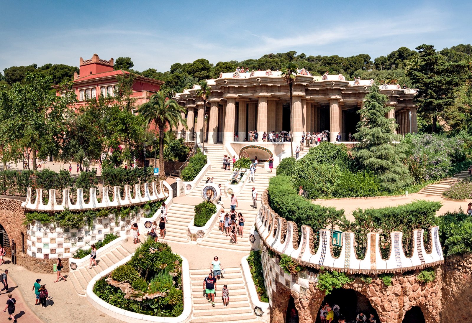 Как окунуться в сказочный мир парка Гуэля в Барселоне