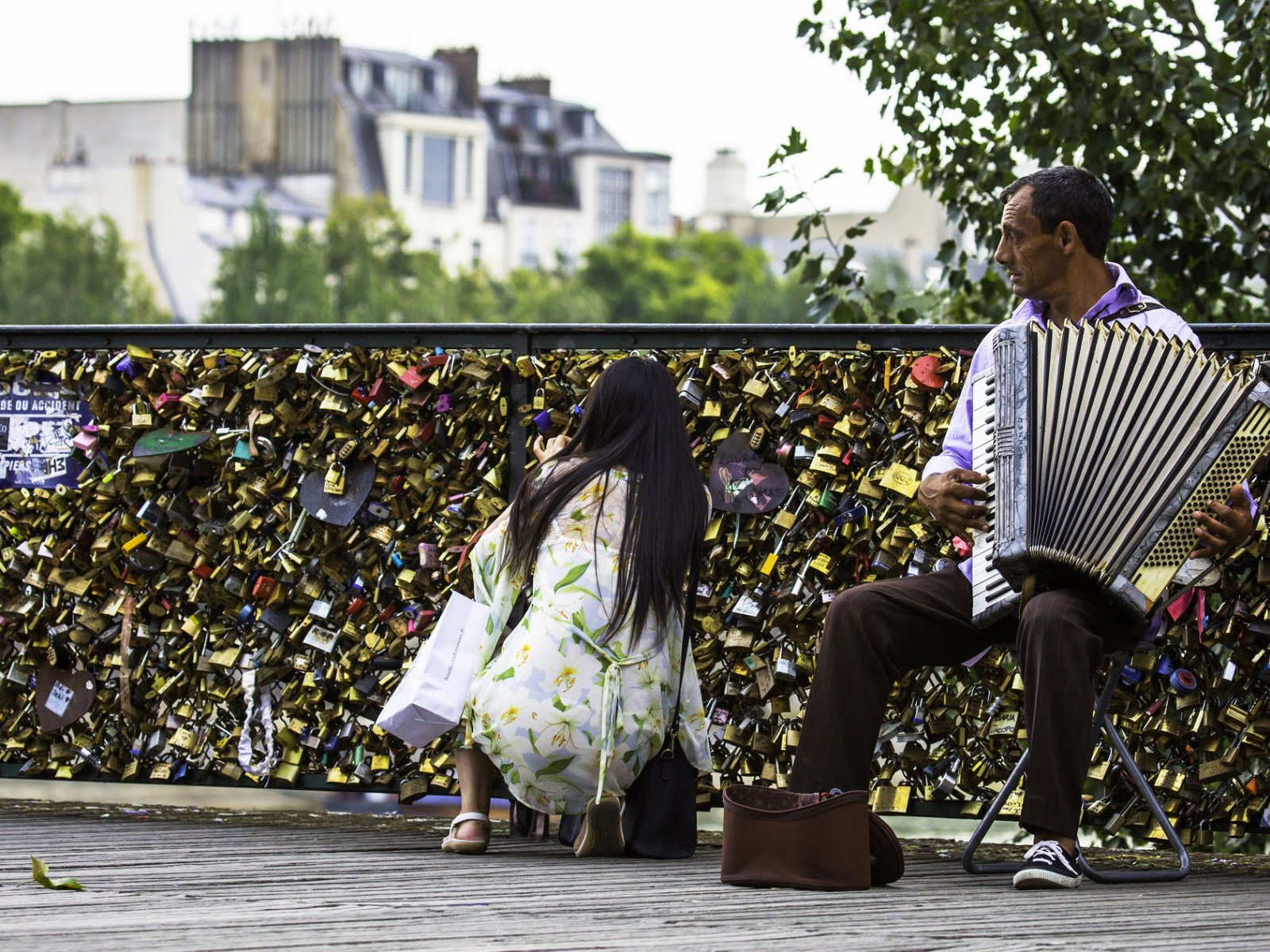 Как повесить замок на мосту влюблённых в Париже