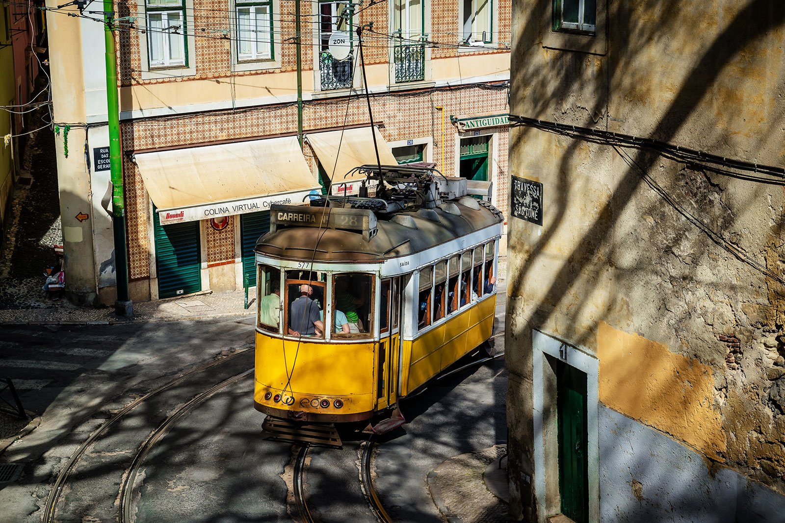 Как прокатиться на желтом трамвае в Лиссабоне