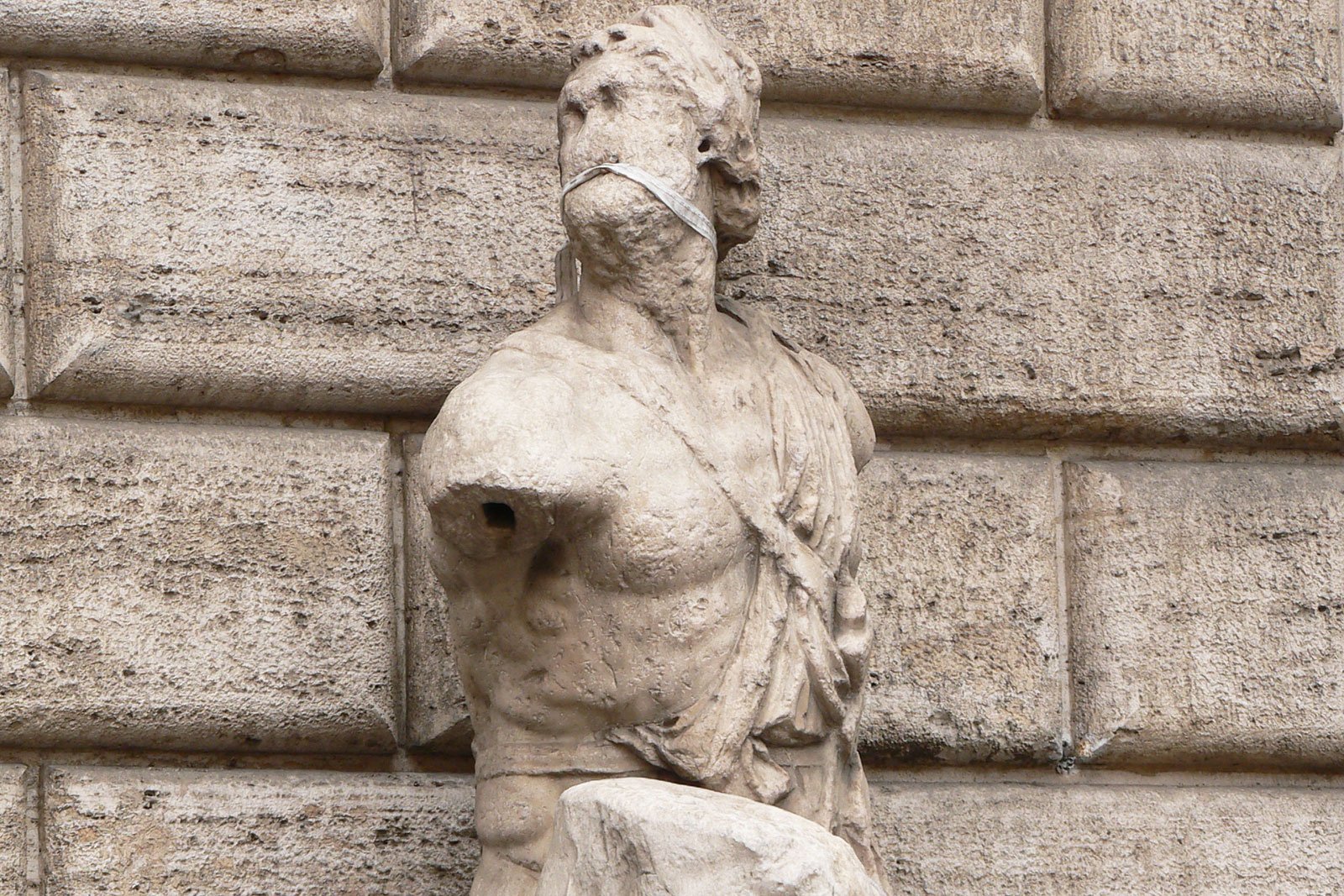 Как пообщаться с говорящей статуей в Риме
