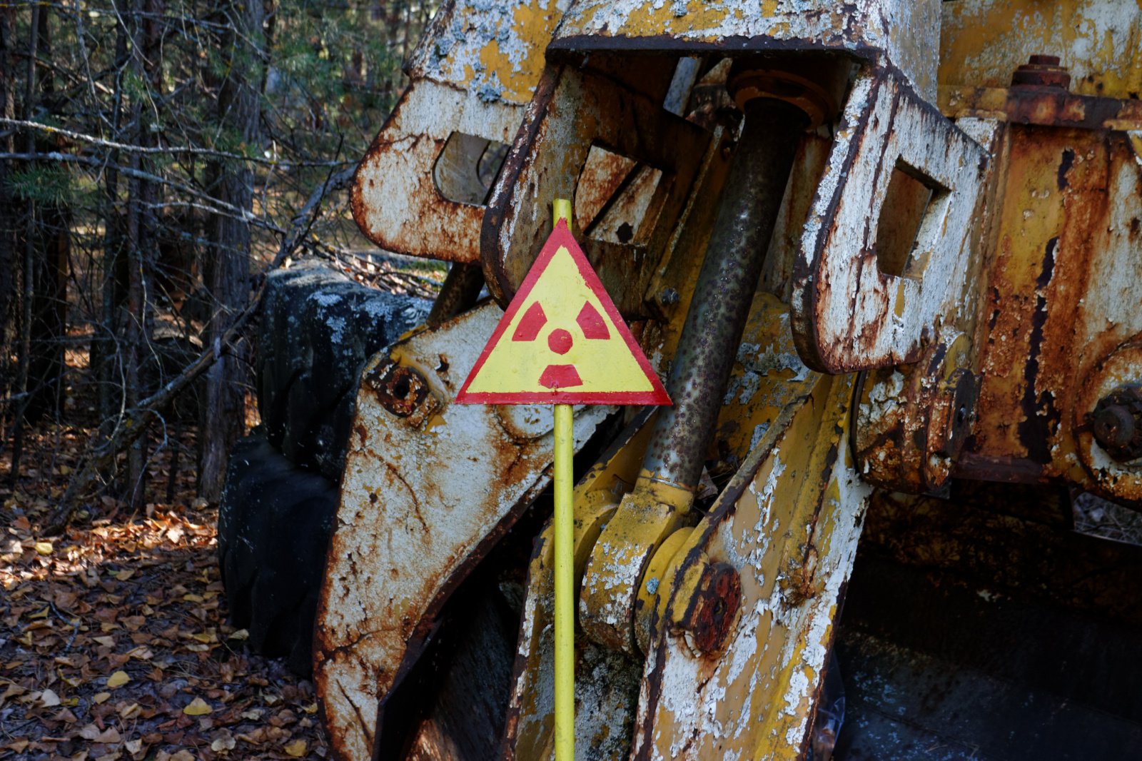 Как пробраться на кладбище радиоактивной техники в Чернобыле