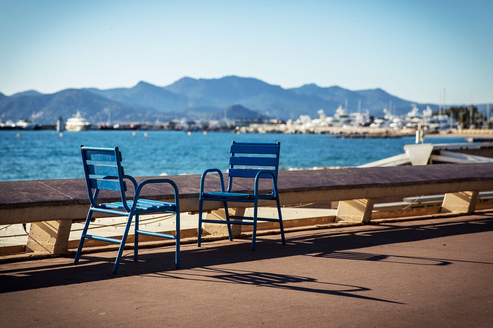 Как отдохнуть на синем стуле на набережной Круазет в Каннах