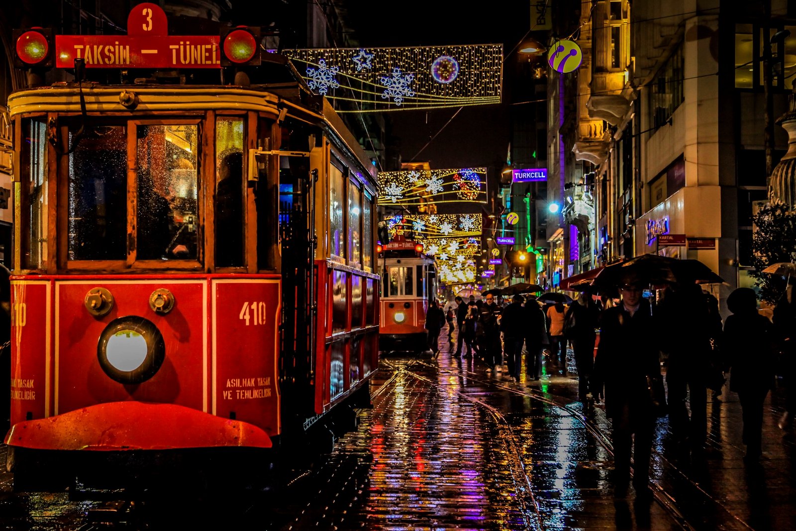 Как прокатиться на старом трамвайчике по Бейоглу в Стамбуле
