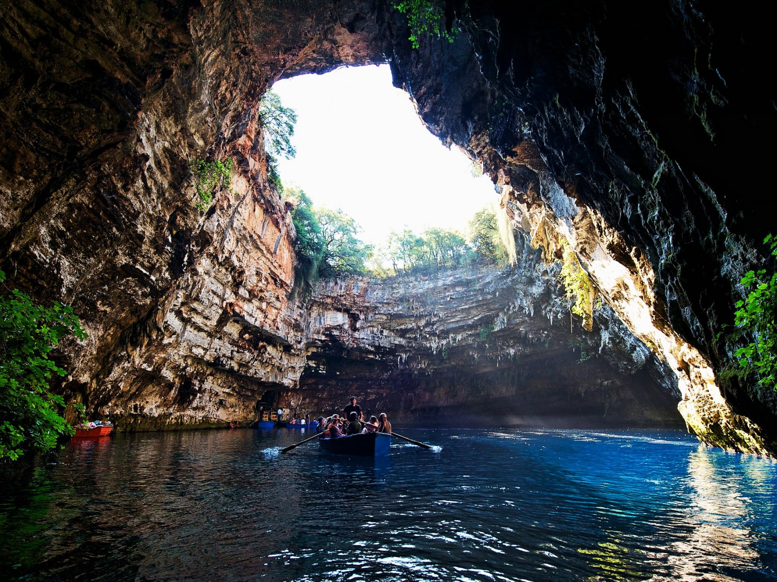 Как поплавать на лодке по пещерному озеру Мелиссани на Кефалонии