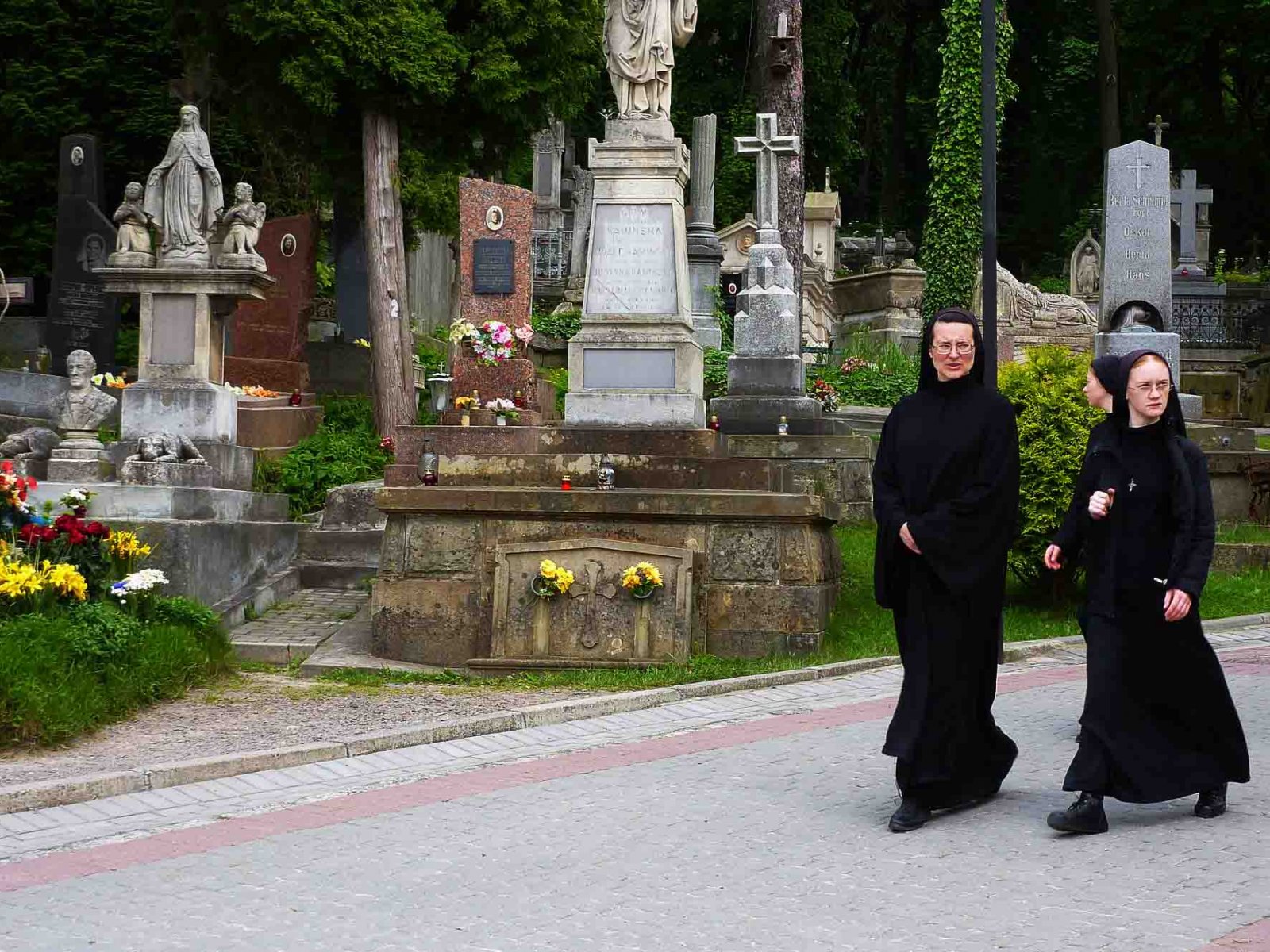 Как прогуляться по Лычаковскому кладбищу во Львове