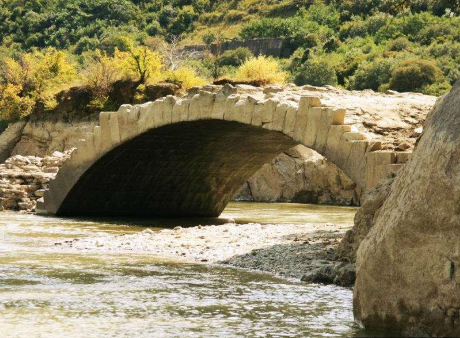 Как пройтись по мосту Помпея в Тбилиси