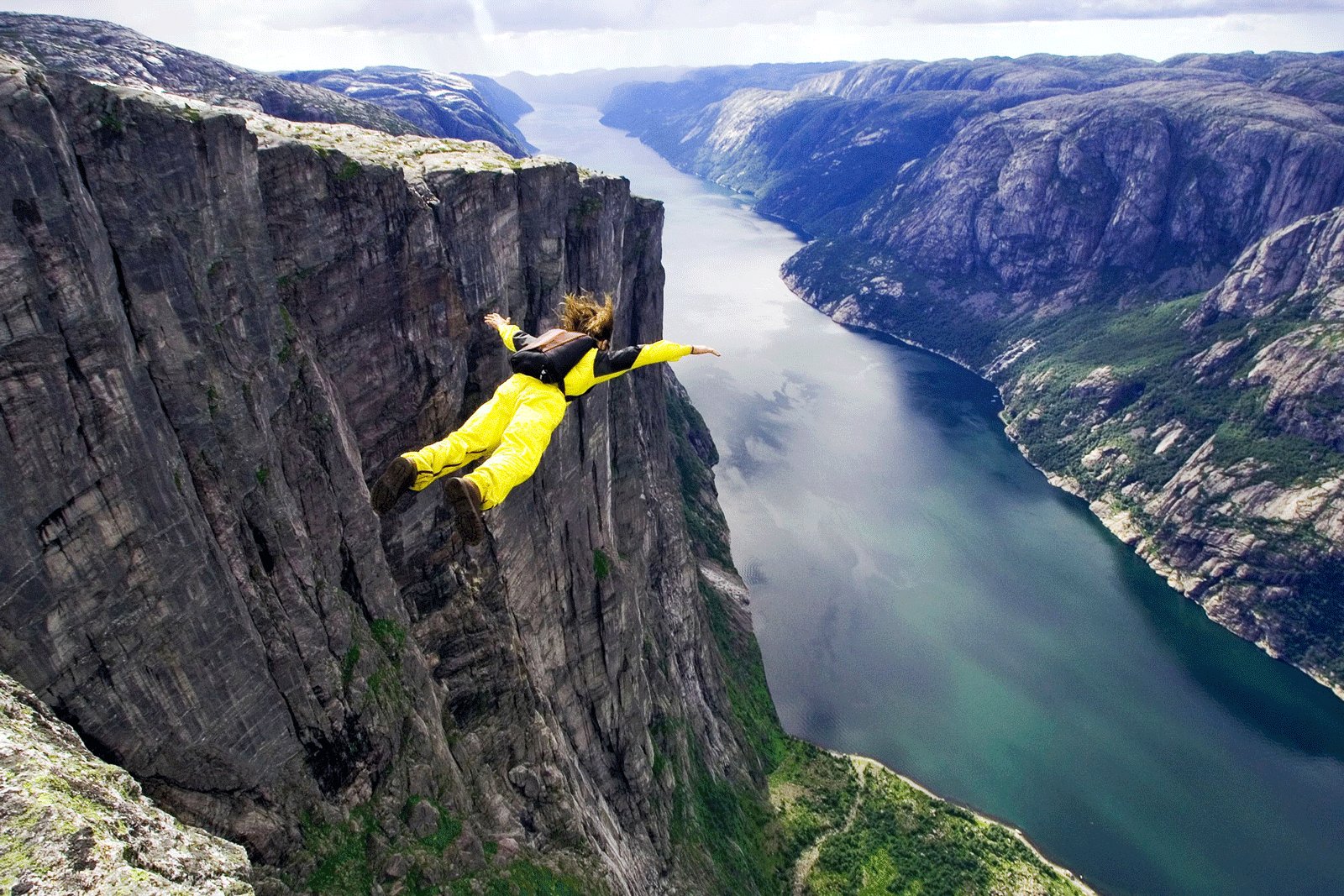 Как прыгнуть с парашютом со скалы фьорда в Ставангере