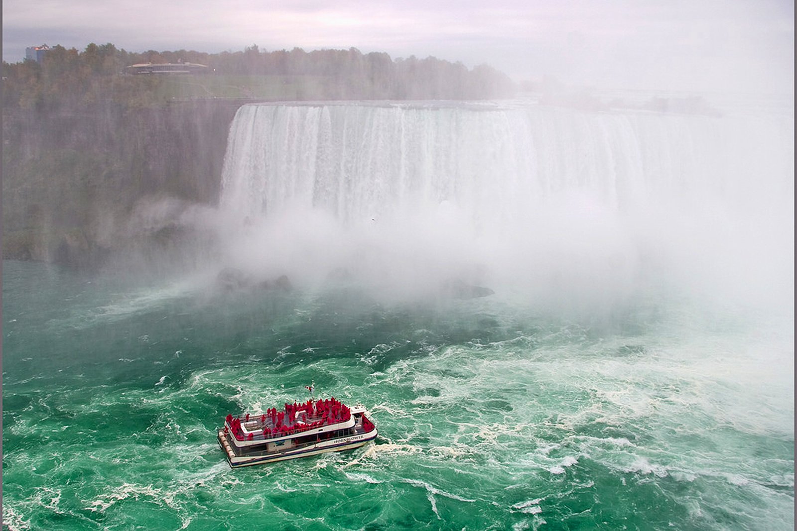 Как поплавать на корабле у Ниагарского водопада в Торонто