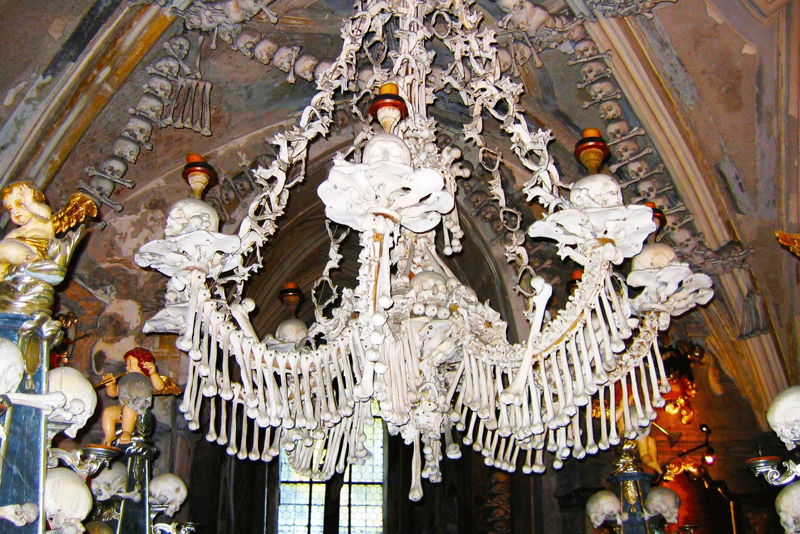 Как увидеть люстру из человеческих костей в Праге