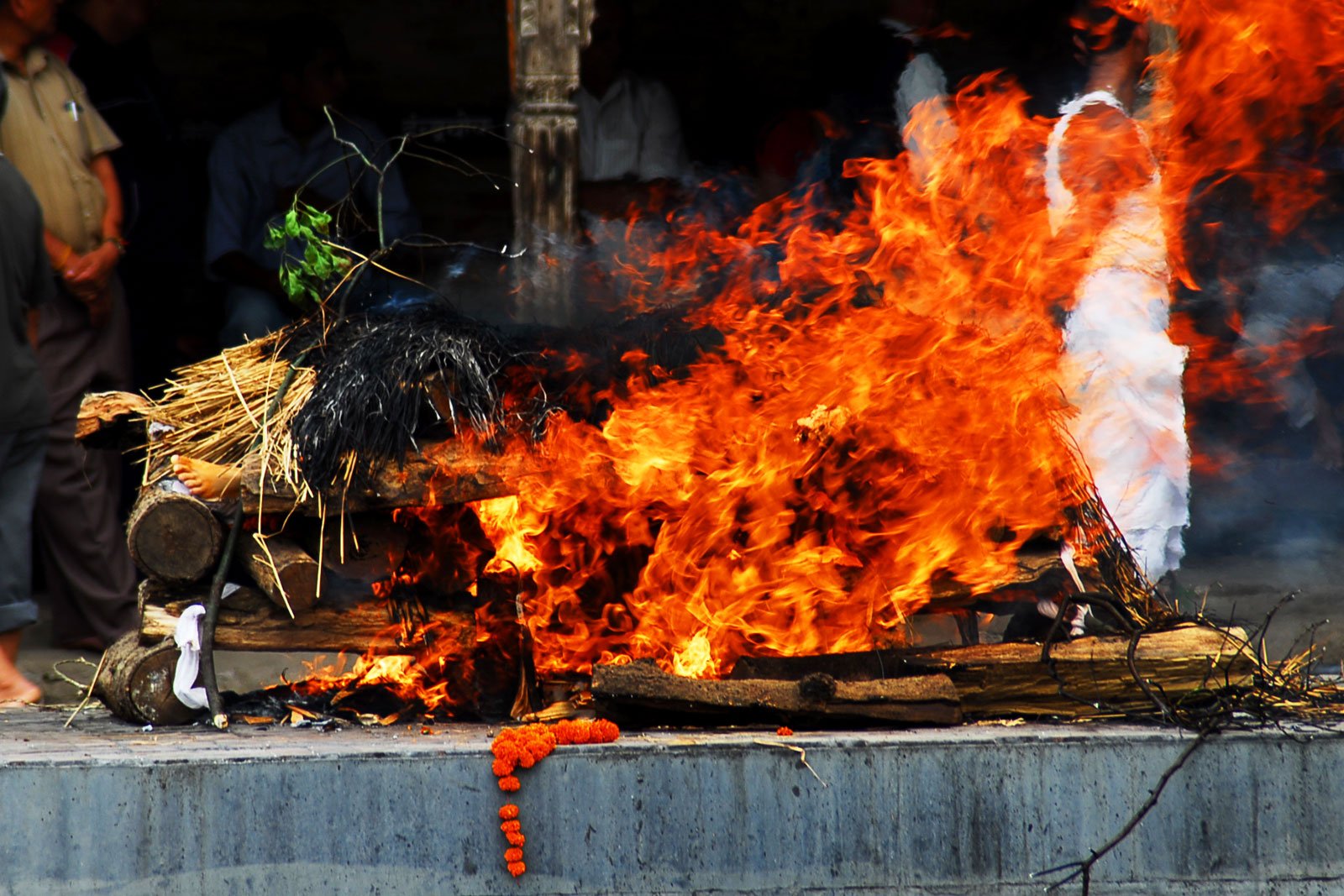 Как увидеть погребальную церемонию на берегу Ганга в Варанаси