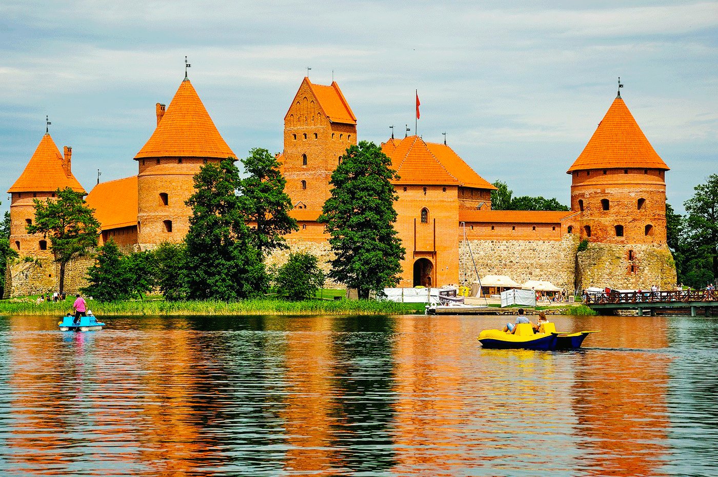 Как покататься на лодке вокруг замка в Вильнюсе