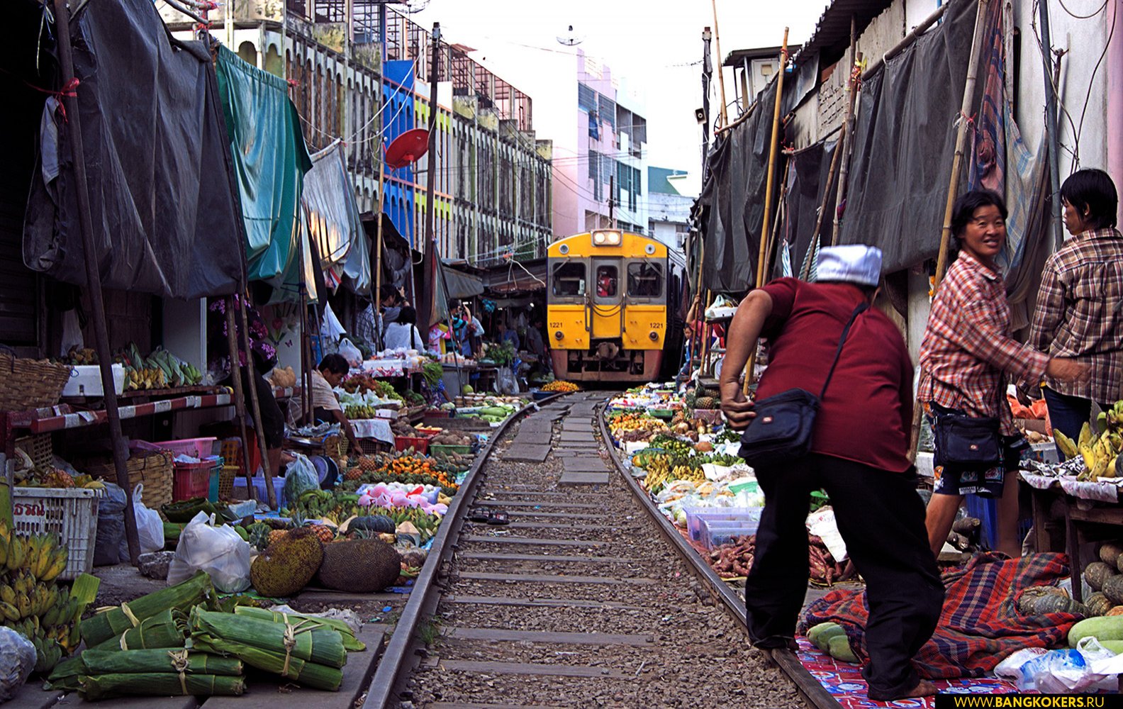 Как съездить на рынок на рельсах в Бангкоке