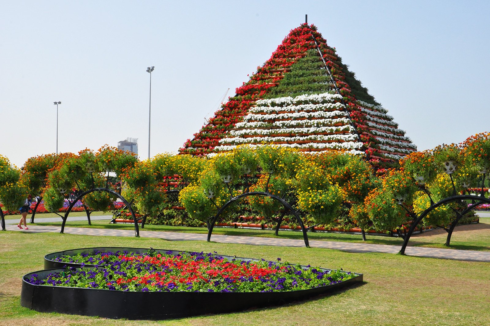 Как увидеть десятиметровую цветочную пирамиду в Дубае
